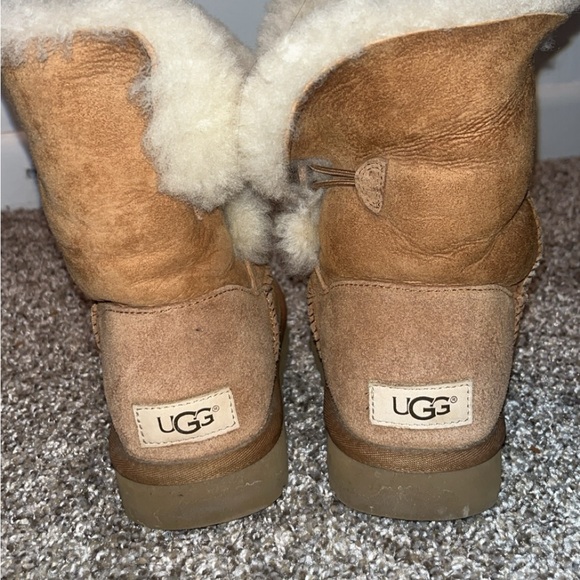 UGGS - Picture 2 of 3